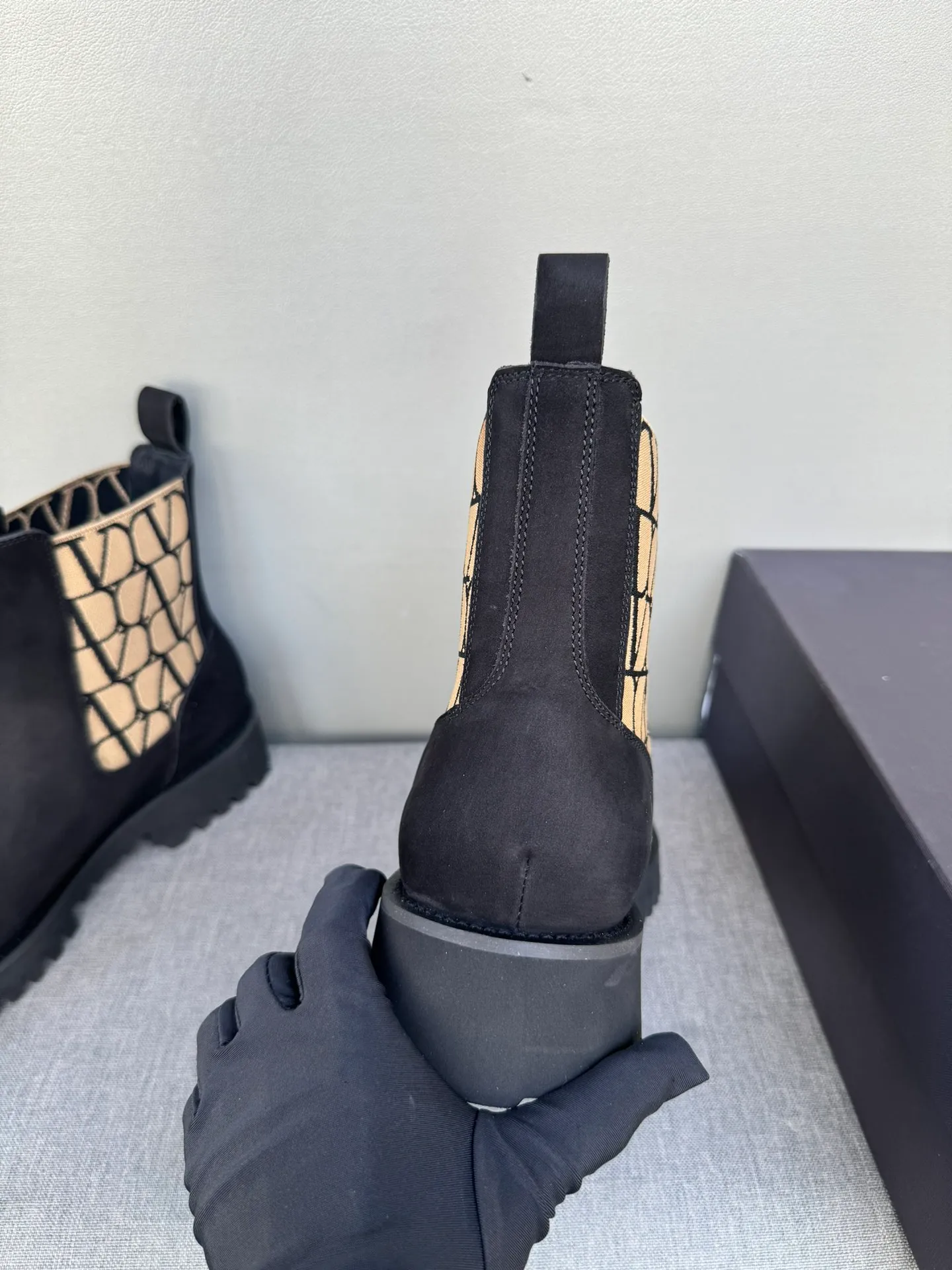 [Valentino] Top P: 1000💰 Size: Men 39-44 (45 customized) Valentino VLTN casual shoes 2025 latest winter series, original 1:1 development Casual men's leather shoes Made with heavy investment, shoes and boots are made of imported cowhide that is not easy to deform, black cowhide lining, original foam outsole, black open edge beads, black suede, brown suede Factory craftsmanship, perfect products are only prepared for you who know taste! Any comparison is welcome!